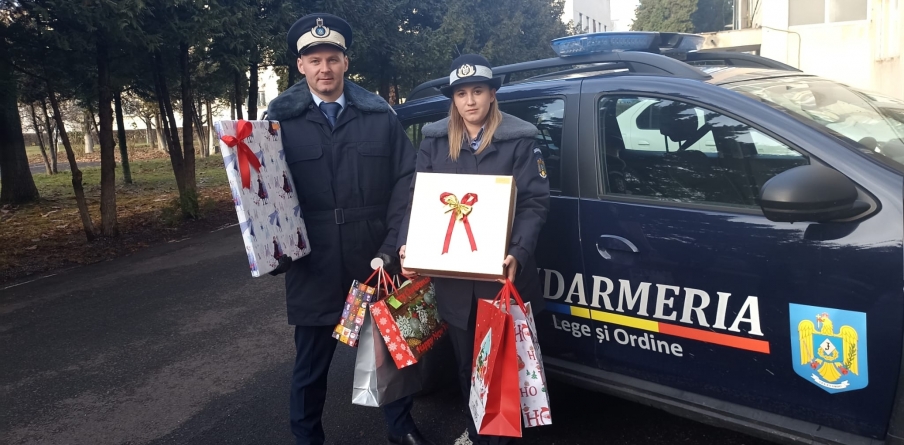 Jandarmii maramureșeni, mesagerii Moșului pentru un grup de copii nevoiași și fără părinți