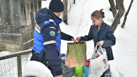 Seria faptelor bune continuă: O mamă și patru copii mici au fost ajutați de jandarmii montani în ajun de Crăciun