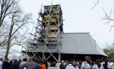 Continuă lucrările de reconstrucţie la biserica de lemn monument istoric din Costeni