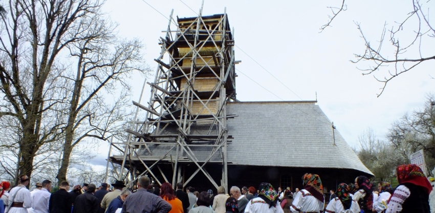Continuă lucrările de reconstrucţie la biserica de lemn monument istoric din Costeni