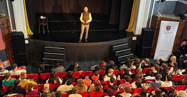 Teatrul băimărean a fost gazda primei reprezentații a spectacolului „TE IUBESC, SMM!”
