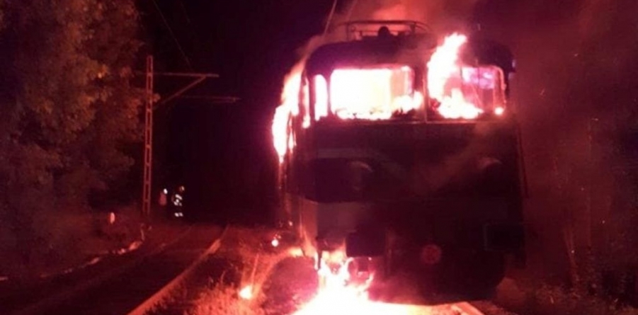 Locomotiva unui tren a luat foc pe raza comunei Petrova; Un bărbat a ajuns la spital