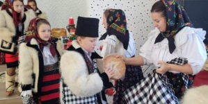 La Bârsana au răsunat colindele strămoșești. Cetele de colindători s-au întrecut la concursul de promovare a tradițiilor, datinilor și obiceiurilor de iarnă din Maramureșul Istoric