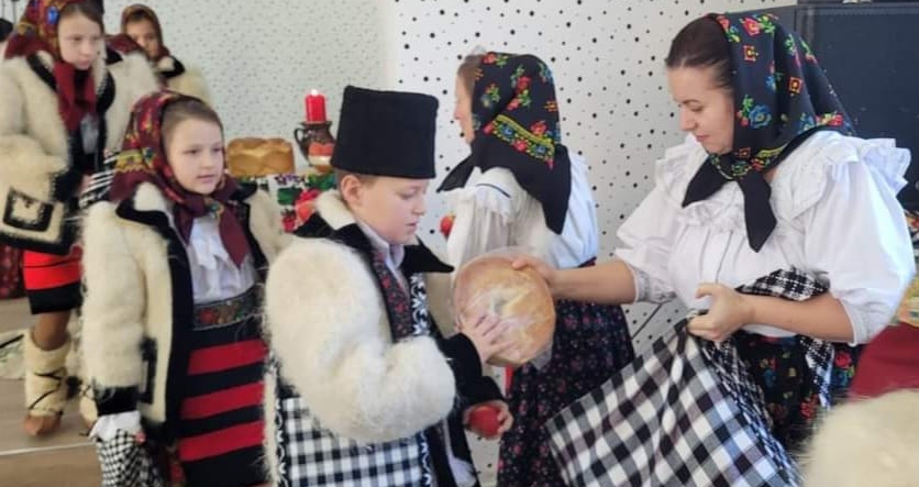 La Bârsana au răsunat colindele strămoșești. Cetele de colindători s-au întrecut la concursul de promovare a tradițiilor, datinilor și obiceiurilor de iarnă din Maramureșul Istoric