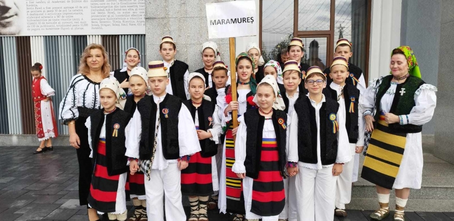 Festivalul Național „Ambasadorii Unirii”: Ansamblul Folcloric „Hori și Joc” al Palatului Copiilor Baia Mare, locul întâi, obținut de Ziua Națională