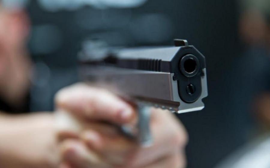 Arestat prevenitv după ce a tras cu arma înspre casa unei tinere