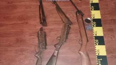Arme deținute fără drept, descoperite în urma unor percheziții domiciliare