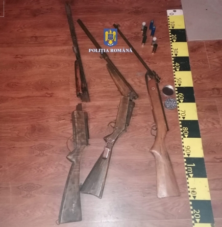 Arme deținute fără drept, descoperite în urma unor percheziții domiciliare