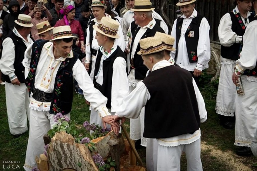 Obiceiuri mai vechi decât poporul român. Fârtăția, legământul făcut la Lună