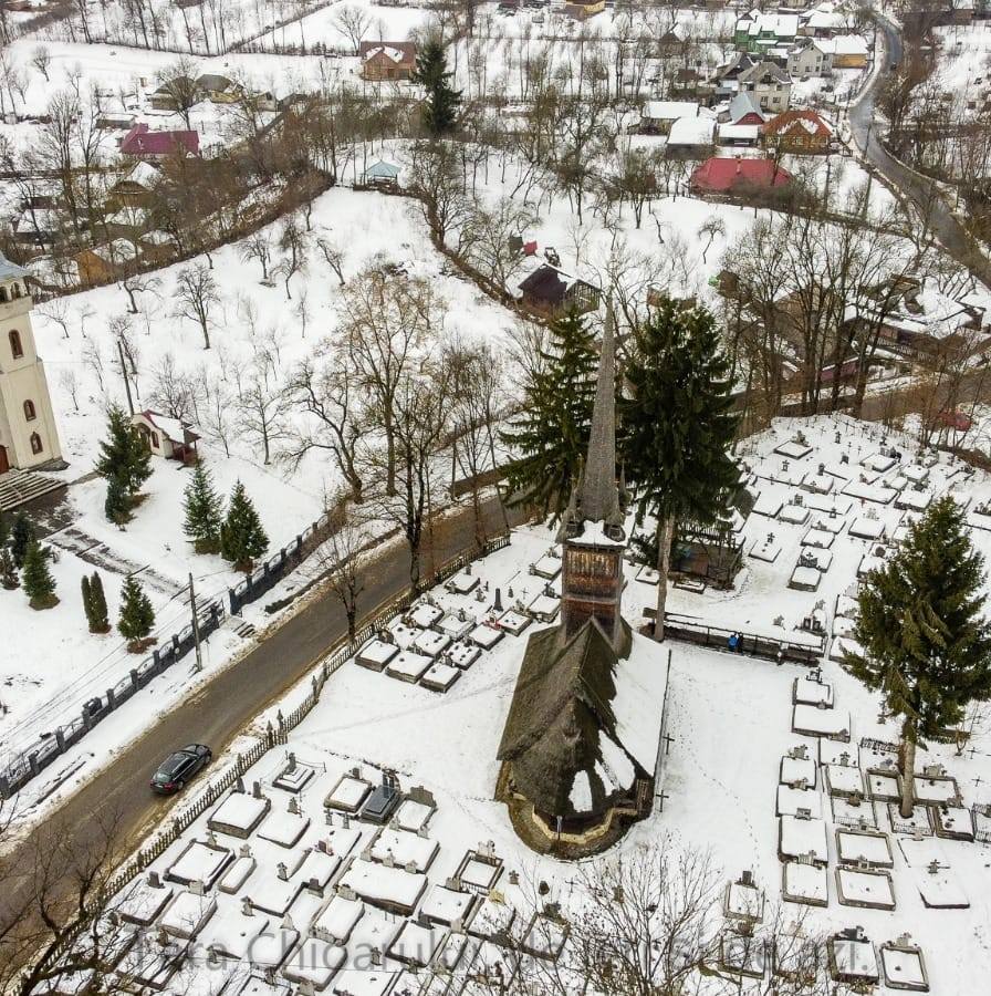 Poveste de iarnă la Coruia. Cercetarea a vizat biserica din lemn