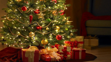 Istoria bradului de Crăciun. Când au început românii să împodobească pomul de Crăciun