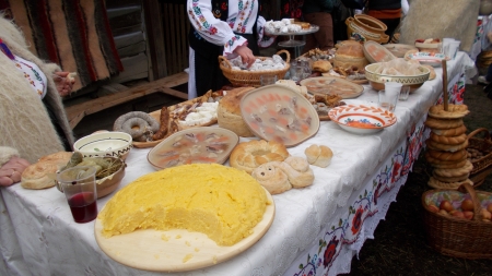 Cum evităm să mâncăm în exces de sărbători. Refuzăm politicos, sau gustăm puțin, chiar dacă ne va face rău