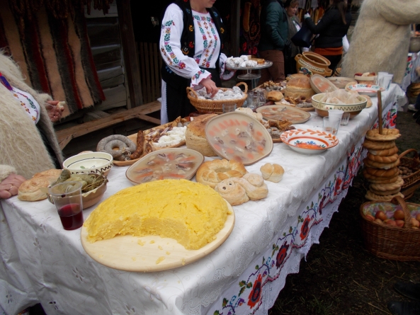 Cum evităm să mâncăm în exces de sărbători. Refuzăm politicos, sau gustăm puțin, chiar dacă ne va face rău