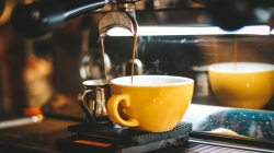 Cafeaua decofeinizată ar putea fi cancerigenă. Avertismentul specialiștilor