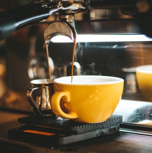 Cafeaua decofeinizată ar putea fi cancerigenă. Avertismentul specialiștilor