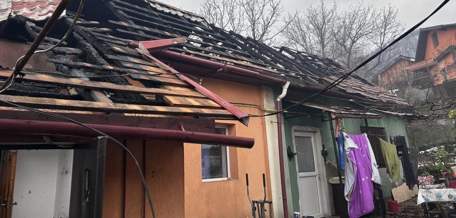 Un apel la solidaritate în comunitatea maramureșeană: O familie are nevoie de ajutorul nostru; În mijlocul iernii le-a ars casa din municipiul Baia Mare