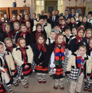 Grupuri de colindători, la IPJ Maramureș. Elevi și copii de grădiniță, dar și corul MAI au vestit Nașterea Domnului