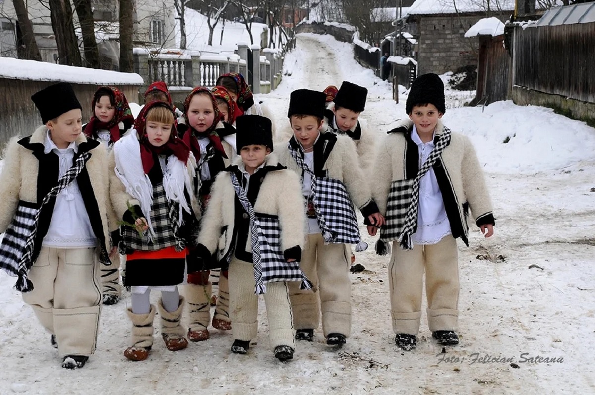 Copiii colindă la Muzeul Satului FOTO Felician Săteanu