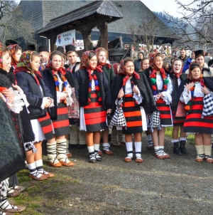 Crăciunul în straie de sărbătoare. Costumele populare autentice, tot mai „populare”