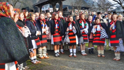 Crăciunul în straie de sărbătoare. Costumele populare autentice, tot mai „populare”