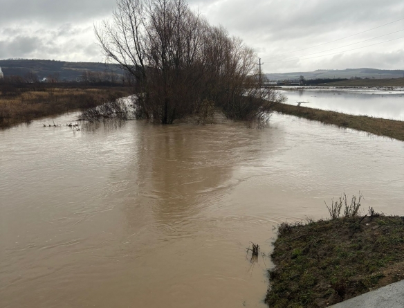 Pericol de inundații. Sunt depășiri ale cotelor de apărare pe mai multe râuri din județ