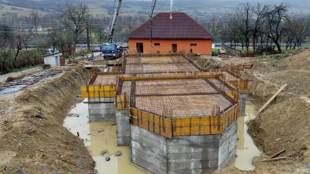 Lucrări intense în Lăschia, la noul lăcaș de cult cu hramul ”Duminica Sfinților Români”