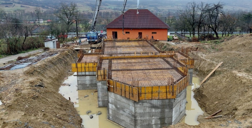 Lucrări intense în Lăschia, la noul lăcaș de cult cu hramul ”Duminica Sfinților Români”