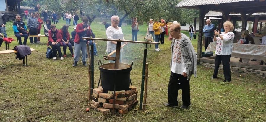 La pepararea magiunului participă și adulți