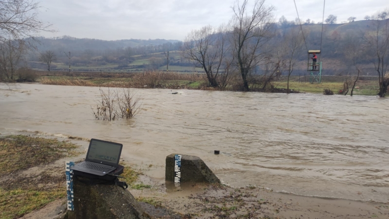 Râurile din județ, ținute sub observație. Specialiștii fac permanent măsurători