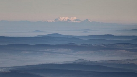 Munții Tibleș și Rodnei, vizibili din Făgăraș