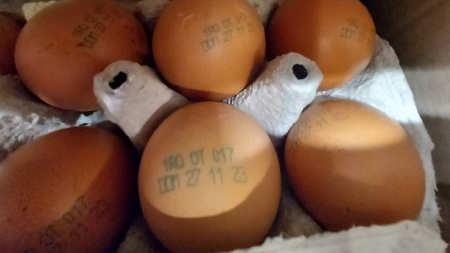 Alimente expirate și mizerie, la un magazin din Baia Mare. Inspectorii de la Protecția Consumatorului l-au închis temporar