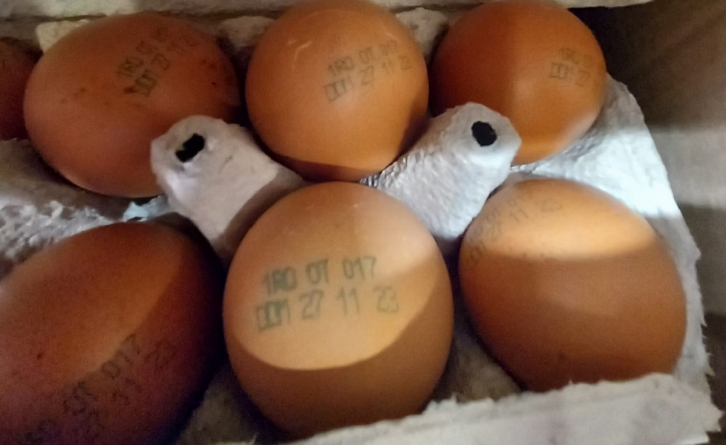 Alimente expirate și mizerie, la un magazin din Baia Mare. Inspectorii de la Protecția Consumatorului l-au închis temporar