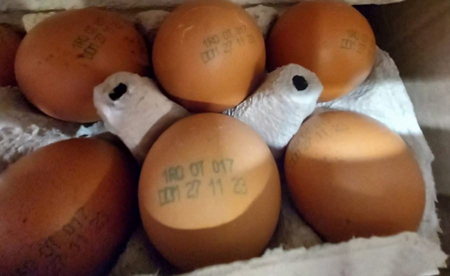 Alimente expirate și mizerie, la un magazin din Baia Mare. Inspectorii de la Protecția Consumatorului l-au închis temporar