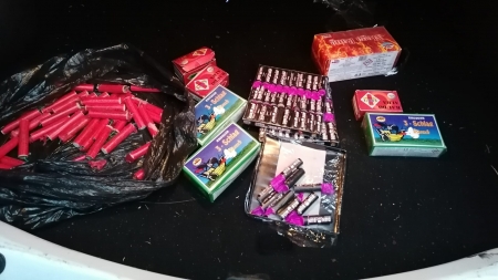 Percheziții domiciliare în Țicău: 25 de kilograme de articole pirotehnice au fost indisponibilizate de polițiști