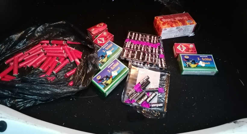Percheziții domiciliare în Țicău: 25 de kilograme de articole pirotehnice au fost indisponibilizate de polițiști