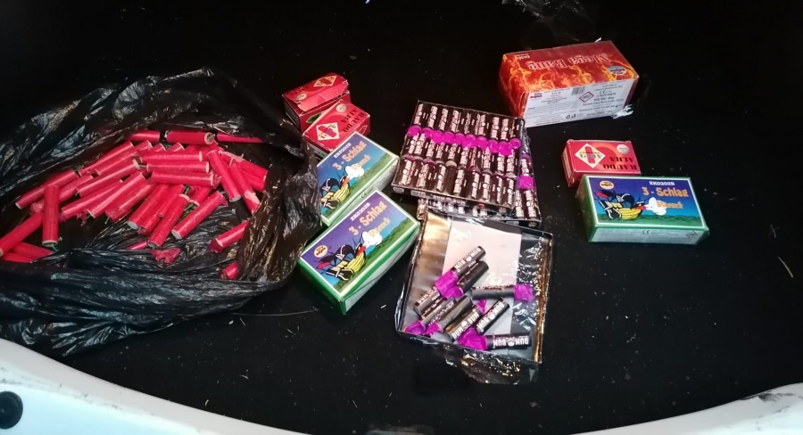 Percheziții domiciliare în Țicău: 25 de kilograme de articole pirotehnice au fost indisponibilizate de polițiști