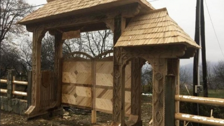 Furatul porților din noaptea de Anul Nou, obicei maramureșean, greu de înțeles pentru românii din alte zone