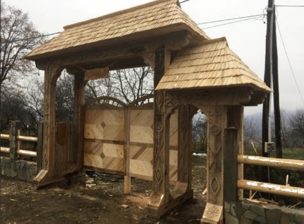 Furatul porților din noaptea de Anul Nou, obicei maramureșean, greu de înțeles pentru românii din alte zone