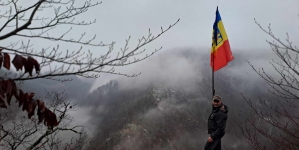 Steag arborat, cu mândrie, de Ziua Națională a României, „la Cetate”, de rangerul maramureșean, Viorel Coroian