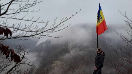 Steag arborat, cu mândrie, de Ziua Națională a României, „la Cetate”, de rangerul maramureșean, Viorel Coroian