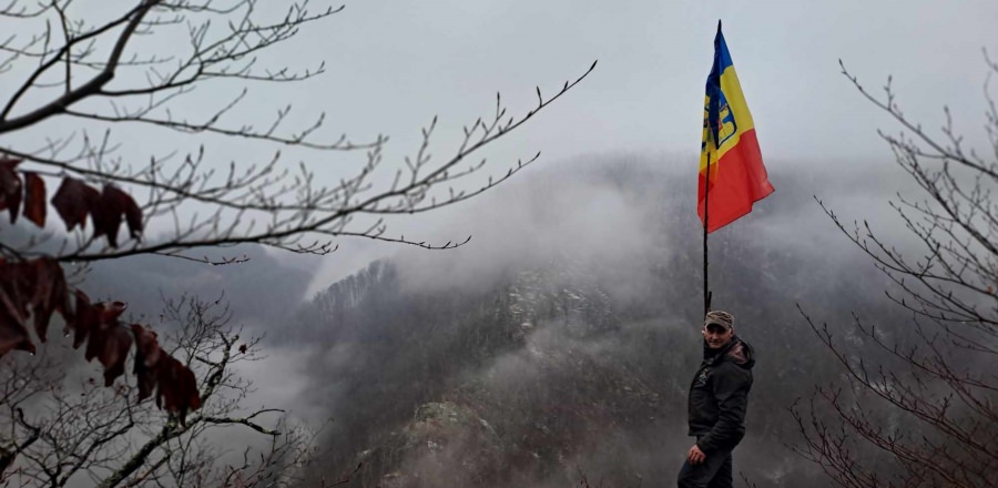 Steag arborat, cu mândrie, de Ziua Națională a României, „la Cetate”, de rangerul maramureșean, Viorel Coroian