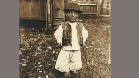 Personalitate specială: Învățătorul pitic din Vișeu de Sus, în casa căruia copiii aveau ocazia să învețe carte în anii Primului Război Mondial