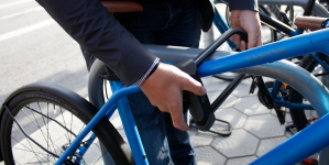 Doi tineri sunt cercetați după ce au furat o bicicletă si o trotinetă de pe bulevardul Republicii din Baia Mare