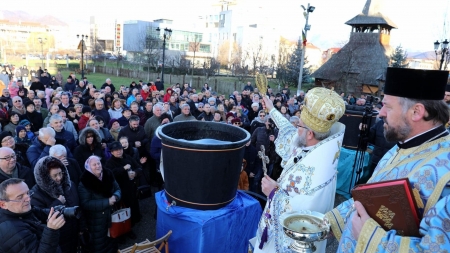 Catedrala Episcopală din Baia Mare pune la dispoziția credincioșilor 10.000 de sticle cu Aghiasma Mare