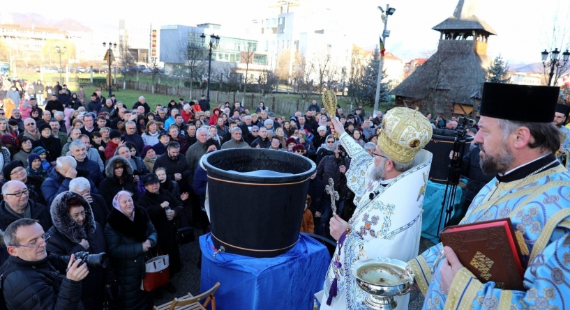 Catedrala Episcopală din Baia Mare pune la dispoziția credincioșilor 10.000 de sticle cu Aghiasma Mare