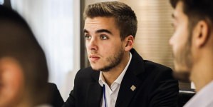 De vorbă cu Paul Coza, dirijorul Grupului Vocal ASCOR Baia Mare: „Am descoperit aici un spirit și o comuniune sacră, care te inspiră să trăiești atât de frumos, liber și responsabil ca tânăr creștin”