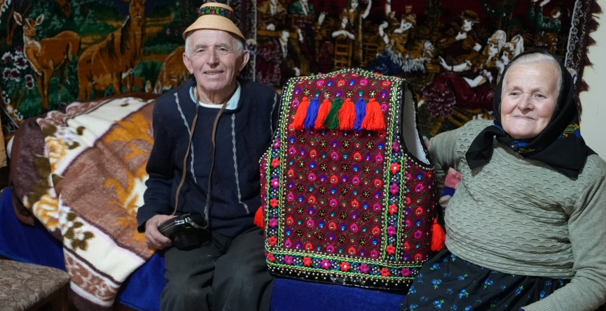 Ana și Ioan Tăut din Breb, adevărați maeștri în realizarea cojoacelor tradiționale