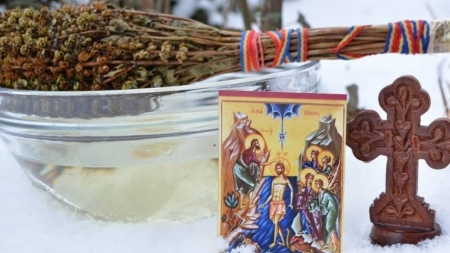 În această perioadă: Preoții merg și sfințesc casele oamenilor prin stropire cu apă sfințită, vestind Botezul lui Hristos