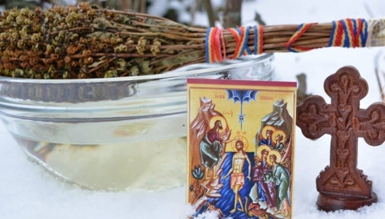 În această perioadă: Preoții merg și sfințesc casele oamenilor prin stropire cu apă sfințită, vestind Botezul lui Hristos