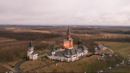 PS Iustin și PS Timotei Sătmăreanul au participat la hramul de iarnă al Mănăstirii Scărișoara Nouă